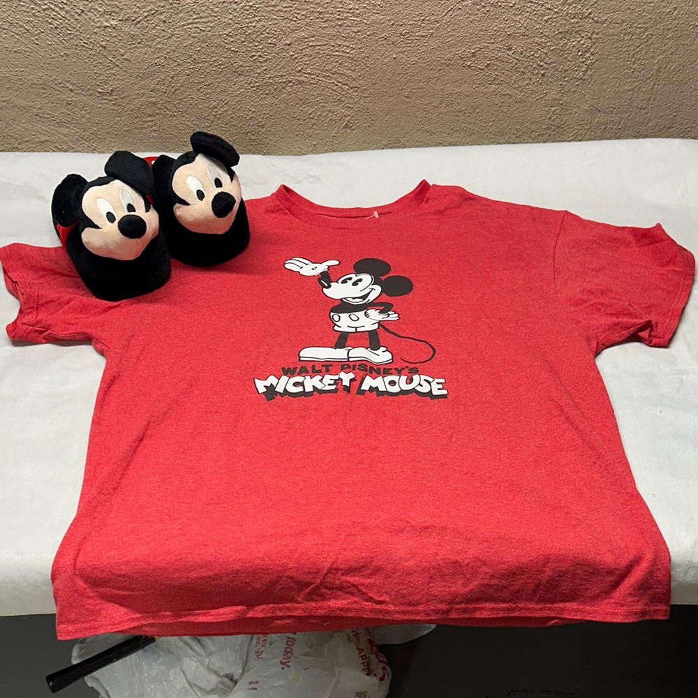 ❤️Disney Red Mickey Mouse women’s Shirt size 2X large excellent condition